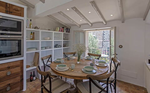 Casa Naomi: Mueble, Diseño De Interiores, Piso, Silla, Pared, Comedor, Mesa, Madera, Techo, Cocina Y Comedor Mesa