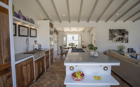 Casa Naomi: Mueble, Diseño De Interiores, Madera, Piso, Mostrador, Techo, Gabinetes, Cocina, Suelo, Casa