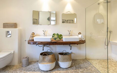 Casa Naomi: Diseño De Interiores, Arreglo De Tubería, Baño, Grifo, Plomería, Piso, Encendiendo, Casa, Lavabo, Espejo