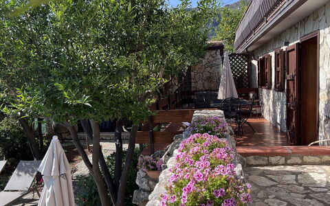 Villa Romy: Maceta, Losa, Sombra, Jardín, Planta De Casa, Patio, Guijarro, Mesa Al Aire Libre, Mueble Para Exteriores