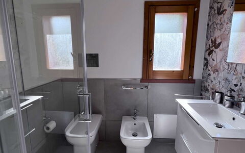 Villa Romy: Baño, Arreglo De Tubería, Lavabo Del Baño, Lavabo, Piso, Suelo, Baño, Grifo, Diseño De Interiores, Asiento Del Baño
