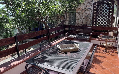 Villa Romy: Mueble, Madera, Mueble Para Exteriores, Mesa, Silla, Mesa Al Aire Libre, Sombra, Jardín, Patio, Patio Interior