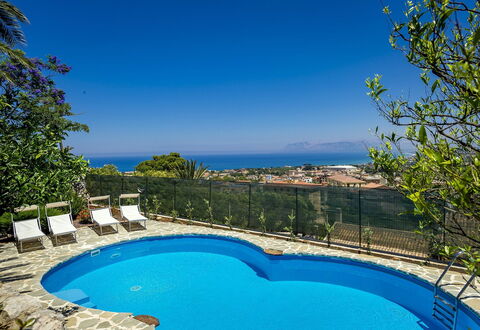 Villa Romy: Azul, Agua, Piscina, Recurso, Mueble Para Exteriores, Mar, Sombra, Eco Hotel, Costa, Ocio