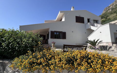 Villa Jamie: Barrio Residencial, Casa, Casa, Inmuebles, Hacienda, Entrada De Coches, Paisajismo, Yarda, Villa, Balcón