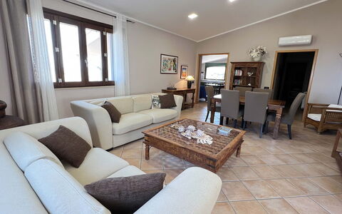 Villa Jamie: Mueble, Diseño De Interiores, Sofá, Piso, Suelo, Mesa, Habitación, Sala, Madera, Techo