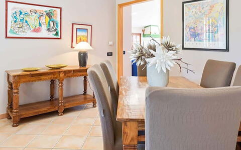 Villa Jamie: Mueble, Diseño De Interiores, Piso, Mesa, Suelo, Madera, Habitación, Silla, Comedor, Cocina Y Comedor Mesa