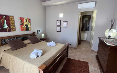 Villa Jamie: Cama, Mueble, Habitación, Diseño De Interiores, Suelo, Piso, Sábana, Lecho, Habitación, Techo