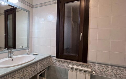 Villa Jamie: Lavabo Del Baño, Arreglo De Tubería, Lavabo, Diseño De Interiores, Piso, Espejo, Grifo, Baño, Mostrador, Suelo