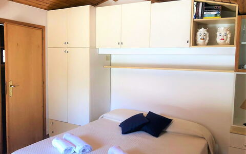 Casa Sally: Mueble, Habitación, Cama, Diseño De Interiores, Madera, Piso, Suelo, Sábana, Habitación, Lecho