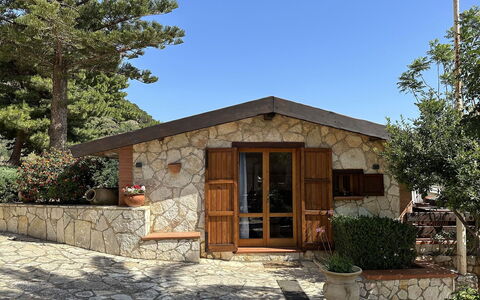 Casa Sally: Puerta, Klippe, Cabaña, Pared De Piedra, Jardín, Sombra, Edificios Del Jardín, Paisajismo, Inmuebles, Yarda