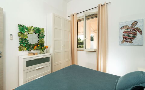 Kalimba: Mueble, Diseño De Interiores, Pared, Piso, Madera, Suelo, Habitación, Habitación, Techo, Cama
