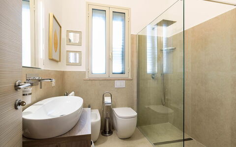 Ninfa: Baño, Piso, Arreglo De Tubería, Diseño De Interiores, Suelo, Baño, Asiento Del Baño, Pared, Lavabo Del Baño, Lavabo
