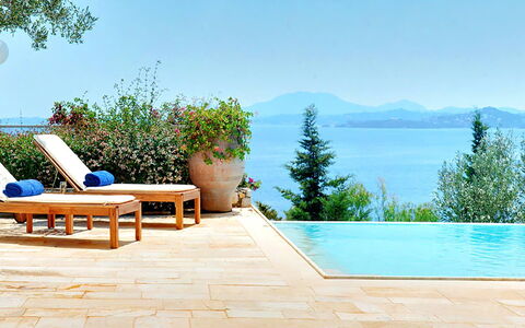 Red Villa: Piscina, Piso, Recurso, Mueble Para Exteriores, Suelo, Sombra, Maceta, Losa, Paraguas, Eco Hotel