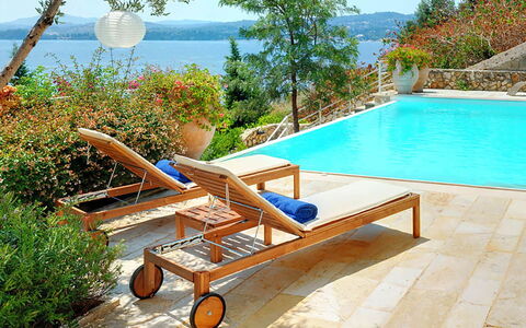 Red Villa: Mueble, Mueble Para Exteriores, Paraguas, Sunlounger, Piscina, Recurso, Silla, Ocio, Sombra, Eco Hotel