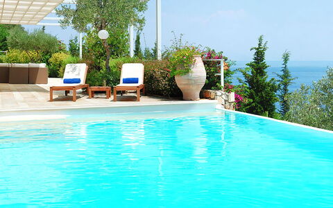 Red Villa: Azul, Piscina, Recurso, Maceta, Mueble, Eco Hotel, Silla, Mueble Para Exteriores, Sombra, Planta De Casa