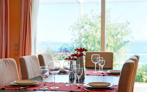 Red Villa: Mueble, Mesa, Vajilla, Diseño De Interiores, Silla, Textil, Comedor, Stemware, Manteles, Cocina Y Comedor Mesa