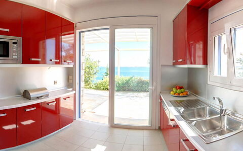 Red Villa: Piso, Cocina, Mueble, Diseño De Interiores, Electrodoméstico, Suelo, Casa, Mostrador, Gabinetes, Aparato De Cocina