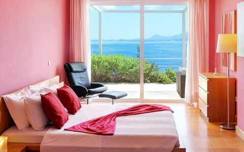 Red Villa: Mueble, Diseño De Interiores, Habitación, Cama, Textil, Suelo, Habitación, Piso, Casa, Sábana