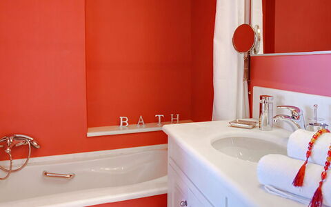 Red Villa: Rojo, Pared, Arreglo De Tubería, Baño, Naranja, Diseño De Interiores, Grifo, Lavabo Del Baño, Plomería, Piso