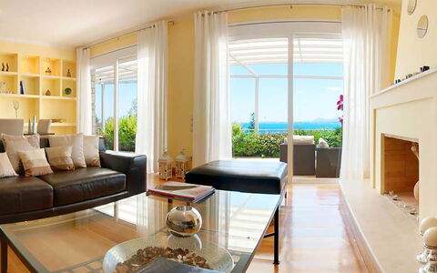 Villa Aspro: Mueble, Diseño De Interiores, Piso, Suelo, Sofá, Mesa, Habitación, Sala, Techo, Encendiendo