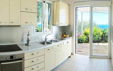 Villa Aspro: Cocina, Mueble, Mostrador, Aparato De Cocina, Piso, Diseño De Interiores, Madera, Electrodoméstico, Gabinetes, Casa