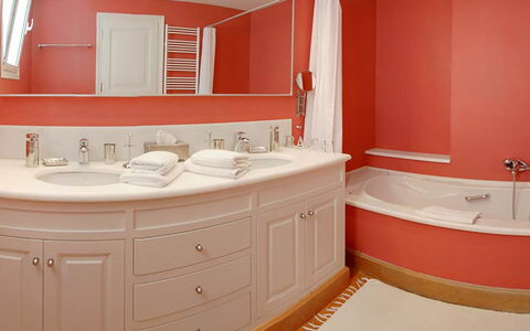 Villa Aspro: Arreglo De Tubería, Baño, Rojo, Pared, Diseño De Interiores, Piso, Lavabo Del Baño, Mueble De Baño, Suelo, Grifo