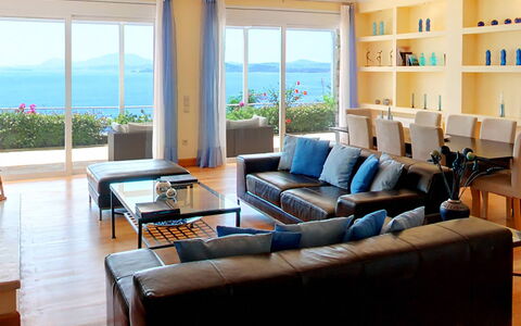 Villa Azzurra: Mueble, Diseño De Interiores, Mesa, Sofá, Piso, Techo, Suelo, Silla, Habitación, Sala