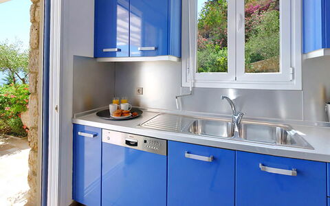Villa Azzurra: Azul, Cocina, Aparato De Cocina, Electrodoméstico, Fregadero, Mostrador, Lavabo, Gabinetes, Arreglo De Tubería, Casa
