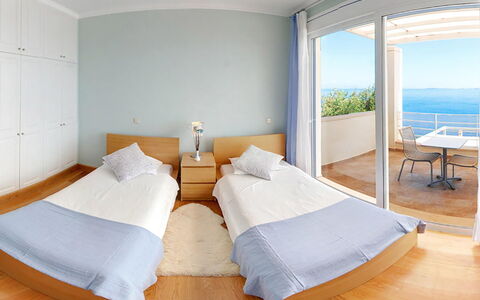 Villa Azzurra: Mueble, Diseño De Interiores, Suelo, Piso, Habitación, Techo, Silla, Mar, Departamento, Habitación