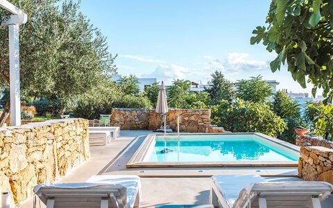 Villa la Rezza: Azul, Piscina, Material Compuesto, Mueble Para Exteriores, Recurso, Eco Hotel, Inmuebles, Sombra, Silla, Villa