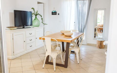 Villa la Rezza: Mueble, Madera, Mesa, Diseño De Interiores, Piso, Cocina Y Comedor Mesa, Silla, Comedor, Suelo, Habitación