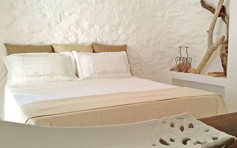 Villa la Rezza: Mueble, Habitación, Cama, Linos, Lecho, Madera, Sábana, Diseño De Interiores, Textil, Habitación
