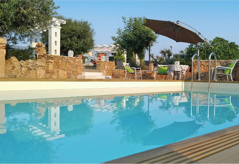 Villa la Rezza: Piscina, Recurso, Fuente De Agua, Sombra, Eco Hotel, Paraguas, Maceta, Hacienda, Paisajismo, Diseño