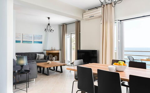 Villa Treasure: Mueble, Madera, Mesa, Diseño De Interiores, Silla, Mar, Piso, Suelo, Cocina Y Comedor Mesa, Oceano