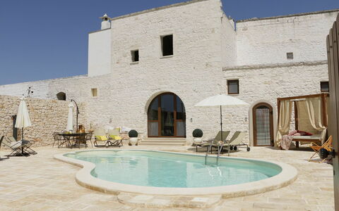 Masseria San Michele: Pared, Arquitectura, Arco, Puerta, Piscina, Mueble Para Exteriores, Inmuebles, Losa, Pared De Piedra, Villa
