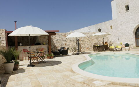 Masseria San Michele: Mueble Para Exteriores, Losa, Piscina, Pared De Piedra, Paraguas, Recurso, Sombra, Silla, Hormigón, Patio