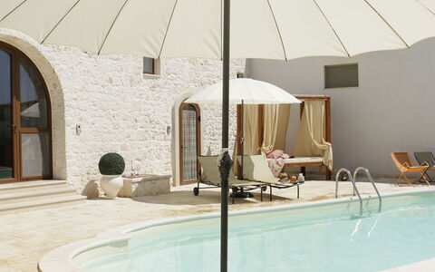 Masseria San Michele: Paraguas, Mueble Para Exteriores, Sombra, Sunlounger, Silla, Mesa Al Aire Libre, Diseño, Piscina, Patio