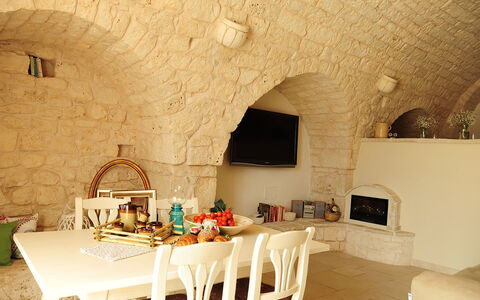 Masseria San Michele: Pared, Mueble, Diseño De Interiores, Piso, Techo, Suelo, Habitación, Silla, Sala, Pared De Piedra
