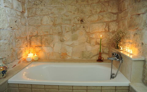 Masseria San Michele: Bañera, Baño, Arreglo De Tubería, Pared, Diseño De Interiores, Piso, Grifo, Suelo, Plomería, Encendiendo