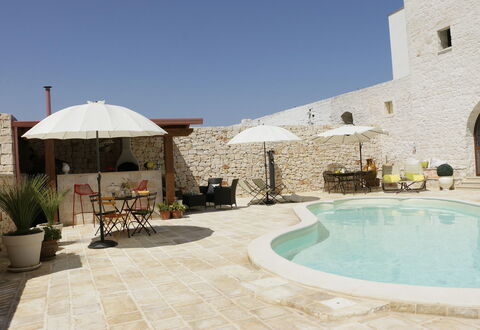 Masseria San Michele: Mueble Para Exteriores, Losa, Piscina, Pared De Piedra, Paraguas, Recurso, Sombra, Silla, Hormigón, Patio