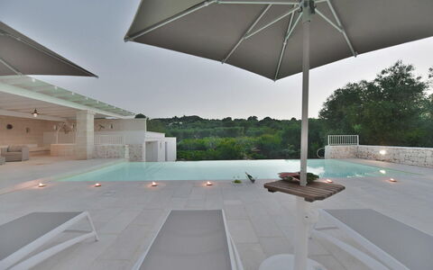 Masseria Ostuni: Piscina, Material Compuesto, Hormigón, Inmuebles, Loseta, Sombra, Diseño, Villa, Recurso, Fuente De Agua