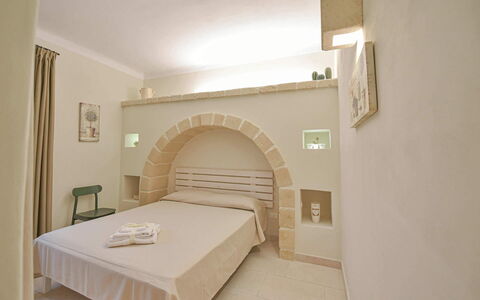 Masseria Ostuni: Pared, Diseño De Interiores, Techo, Piso, Suelo, Mueble, Habitación, Departamento, Cama, Habitación