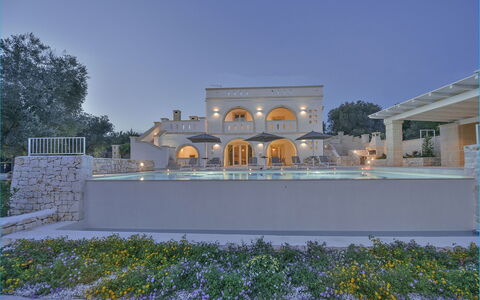 Masseria Ostuni: Arquitectura, Inmuebles, Piscina, Hacienda, Columna, Mansión, Villa, Arcade, Patio, Caravasar