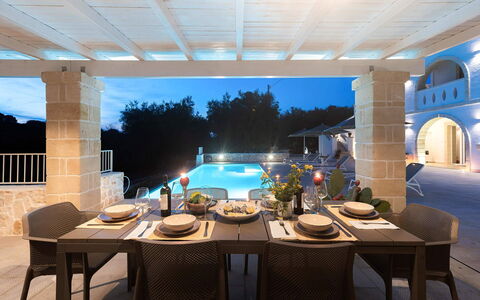 Masseria Ostuni: Mueble, Silla, Diseño De Interiores, Piso, Mesa, Mueble Para Exteriores, Cocina Y Comedor Mesa, Piscina, Techo, Recurso