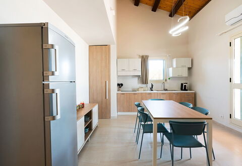 La Rosa dei Venti: Mueble, Diseño De Interiores, Cocina, Aparato De Cocina, Piso, Madera, Mostrador, Electrodoméstico, Techo, Silla