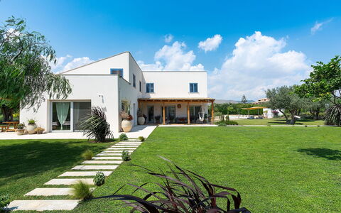 Villa Orangella: Casa, Casa, Barrio Residencial, El Terreno Del Lote, Césped, Inmuebles, Sombra, Jardín, Yarda