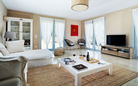 Villa Orangella: Mueble, Diseño De Interiores, Piso, Suelo, Sofá, Habitación, Sala, Madera, Techo, Mesa