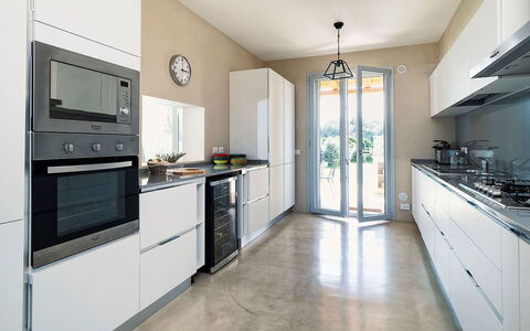 Villa Orangella: Cocina, Aparato De Cocina, Mostrador, Electrodoméstico, Piso, Mueble, Diseño De Interiores, Gabinetes, Casa, Suelo