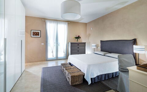 Villa Orangella: Mueble, Diseño De Interiores, Cama, Pared, Piso, Suelo, Habitación, Madera, Techo, Habitación