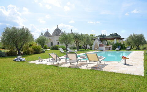 Trulli Martina: Jardín, Césped, Paisajismo, Inmuebles, Yarda, Hacienda, Parque, Patio Interior, Villa, Casa De Campo